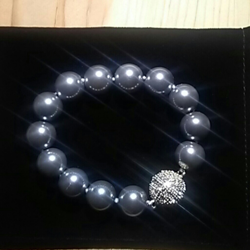 Mother of pearl gray 8 inch bracelet
